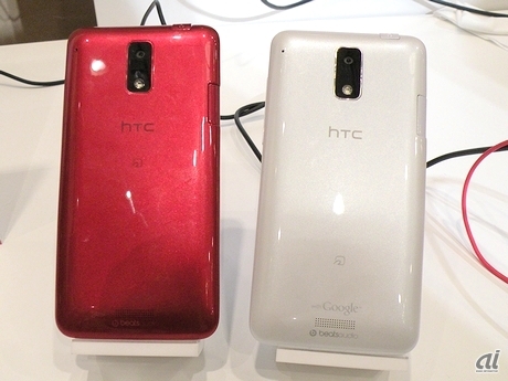 HTC J ISW13HTの背面。約800万画素のカメラを搭載する。