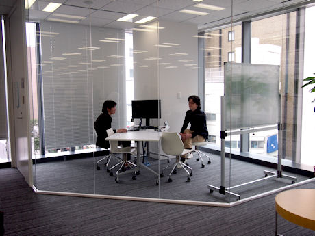 　執務スペースの至る所にミーティングスペースがある。こちらも執務スペース内のミーティングルームだ。
