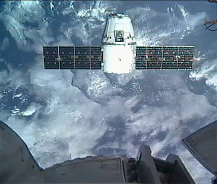 　ドッキング前の5月25日午前、ISSのすぐ下を飛行する貨物輸送機DragonをISSから見たところ。