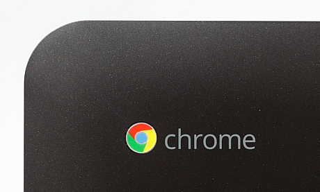 　Chromeboxの筐体は、巧みに造られており、密閉された構造になっている。表面にはGoogle Chromeのロゴが施されている。