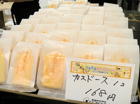 　文亀二年（1502年）創業の長崎・蔦屋に、平戸松浦藩の御用菓子として今も伝わる「カスドース」。カステラを卵黄にくぐらせ、糖蜜に浮かべて砂糖をまぶした、甘いもの好きにはたまらない逸品だ。