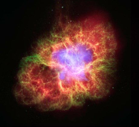 　かに星雲で起こった恒星の死。Hubble宇宙望遠鏡、Chandra宇宙望遠鏡、Spitzer宇宙望遠鏡による合成画像だ。