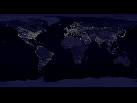　夜の地球。2001年に気象衛星Defense Meteorological Satellite Programが撮影した数百枚の写真を合成した。