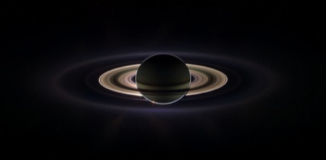 　土星探査機Cassiniが2006年9月15日に撮影した、高位相角からの土星の画像。