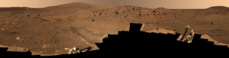 　「マクマード」パノラマと呼ばれるこの360度の景色は、2006年に、NASAのMars Exploration Roverプロジェクトの火星探査車Spiritに搭載されたパノラマカメラ（Pancam）で撮影された。