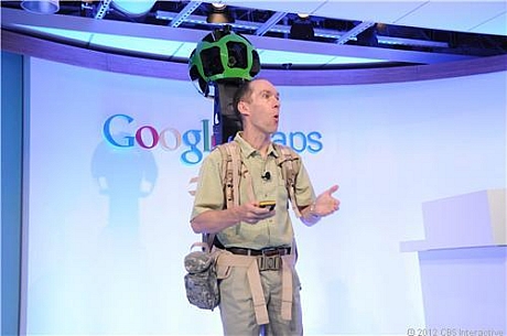 　GoogleのStreet View担当エンジニアリングディレクターLuc Vincent氏は、「Trekker」を披露した。Trekkerは、カメラ搭載バックパックで、重さは40ポンド（約18.1kg）、リチウムイオン電池2個で動作する。