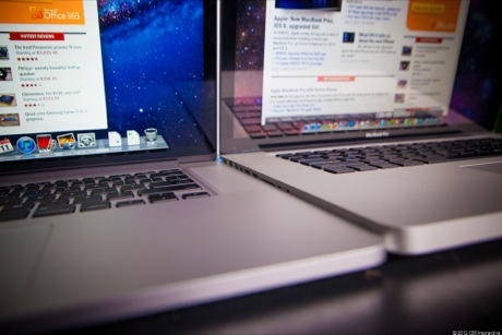 　Retina Display搭載MacBook Proと標準のMacBook Proを別の角度から比べたところ。