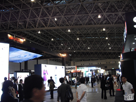 　6月13～15日までの3日間、千葉の幕張メッセにてデジタルサイネージを一堂に集めた展示会「デジタルサイネージジャパン2012」が開催されている。駅や空港、ショッピングモールなど、あらゆる場で目にすることが増えたデジタルサイネージの最新版を写真で紹介する。