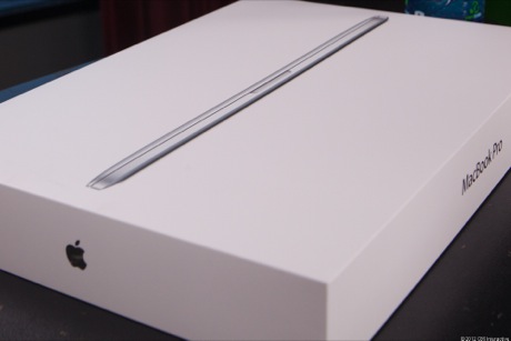 　Appleは米国時間6月11日、Retina Display搭載「MacBook Pro」を発表した。Retina Displayはこれまで「iPad」および「iPhone」にのみ搭載されていた。ここでは、同ディスプレイを搭載したMacBook Proを写真で紹介する。