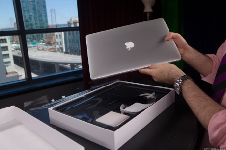 　この15インチMacBookは、MacBook Proラインのハイエンド機であるが、MacBook Airと同様に筐体が薄型だ。