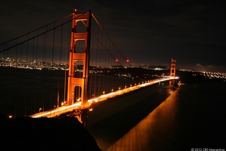 　この絵はがきのような眺めは、サンフランシスコを訪れたことのある人には有名だ。ゴールデンゲートブリッジは、夜間はライトアップされていて、目にすることのできた人をみな満足させる。
