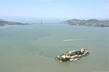 　ゴールデンゲートブリッジはあまりにも有名で、サンフランシスコの別の名所の1つであるアルカトラズ島が忘れられてしまうほどだ。飛行船Eurekaから撮影したこの写真には、その両方が写っている。