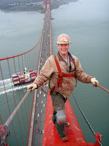 　ゴールデンゲートブリッジは赤い色で有名だが、その赤い塗料は、風や雲、霧にさらされて、長持ちしない。それはつまり、塗装作業を絶えず行う必要があるということだ。仕事を一休みしているこの作業員は、タワーの高さをものともせずに橋の美しさを保つ、ヒーローの1人だ。