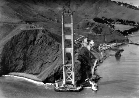 　ゴールデンゲートブリッジには、車道ができる前からタワーができていた。これは、1935年に撮影された橋の北側タワーの写真で、後方にはマリン郡が見える。