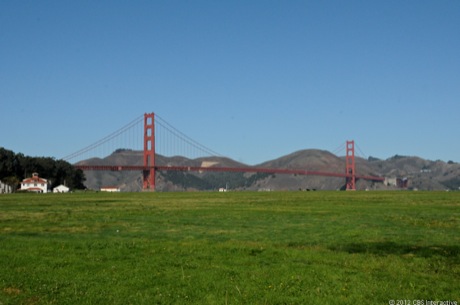 　サンフランシスコのプレシディオにあるクリッシーフィールドから見たゴールデンゲートブリッジ。