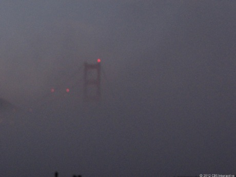 　濃い霧が立ちこめた夕暮れに、ゴールデンゲートブリッジはまるで幻影のように見える。出入りするボートや船は、霧笛のおかげで、狭いゴールデンゲート海峡で危険に気付くことができる。