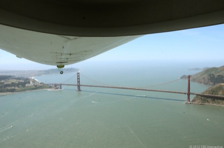 　サンフランシスコ湾をゆっくりと越えていく飛行船「Eureka」のキャビンから見たゴールデンゲートブリッジ。