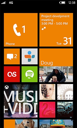 カスタマイズ

　Windows Phone 8では、新たなライブタイルのサイズに加えて、より多くの色やテーマを利用できるようになる、とMicrosoftは発表した。
