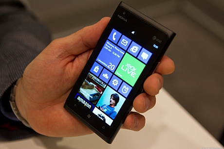 新しいスタート画面

　「Windows Phone 8」（WP8）が多くのわくわくさせるような機能を大々的に公開しているが、現行のWindows Phone端末はWindows Phone 8にアップグレードできない予定だ。

　その代わり、Microsoftはさらに「Windows Phone 7.8」のアップデートを提供する予定だ。このことでユーザーは、WP8の大きな特徴となる新しいスタート画面を利用できる機会が得られる予定だ。この写真では、Nokiaの「Lumia 900」で稼動させたときの様子。