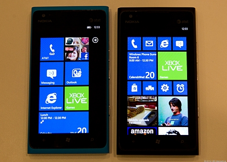 隣同士に並べて比較

　Windows Phoneが動作するNokiaのLumia 900を2台隣同士に並べている。右側の写真は、Windows Phone 7.8を搭載している端末であるが、より小さいライブタイルと、スタート画面が画面全体を占めているのがわかる。
