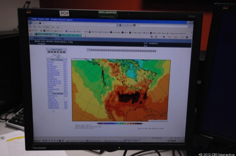　監視センターに設置されたこのコンピュータモニターは、米国本土とその周辺の気象データをリアルタイムで反映している。