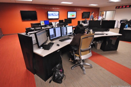 　Fleet Numericalの監視センターでは、2つのコンピュータシステムを監視する将校が常時任務に就いている。将校らは、受信するすべての衛星データの処理、運用データの実行の管理、コンピュータの実行状況の監視を行うとともに、1日当たり6万件以上の気象関連作業が、人命や任務を危険にさらす可能性のある問題が発生することなく処理されるようにしている。