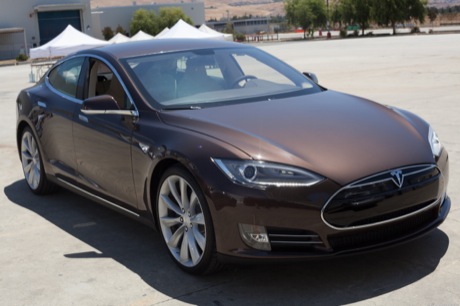 　Model Sは、Teslaのフレモント工場で1つ1つ組み立てられた。実際に、シートや電気モーターを含め、大部分のパーツは同工場で製造された。