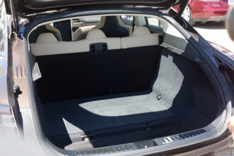 　これらの後ろ向きシートを倒すと、後部の積み荷スペースを最大限まで確保できる。