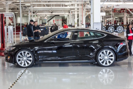 　一般向けの納車よりも先にModel Sを手に入れたのは、Teslaの取締役のSteve Jurvetson氏と最高経営責任者（CEO）のElon Musk氏の2人だけだ。

　写真は、同工場の作業場に駐車されたElon Musk氏自身のModel S。
