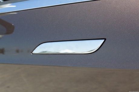 　ドアを閉めると、ドアノブはドアの中に引っ込んでいく。これにより、Model Sの周囲の空気の流れが最適化される。