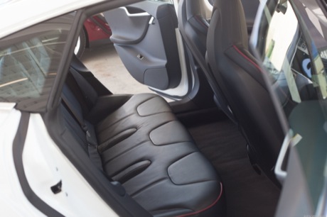 　Model Sは、ラグジュアリースポーツカーとしてはバックシートのスペースが驚くほど広い。3人分のシートベルトが用意されている。シートベルトを差し込むバックル部分はシートと背もたれの間に埋め込まれている。