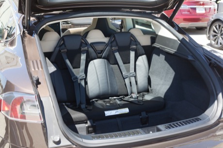 　TeslaはModel Sをセダンと呼んではいるものの、ハッチバック付きの車体を設計した。ハッチバック部分のスペースは、2つの小さな後ろ向きシートを設置できるだけの広さがある。これらのシートは、チャイルドシートが必要な年齢から15歳程度の子供までしか座れないような大きさに見える。
