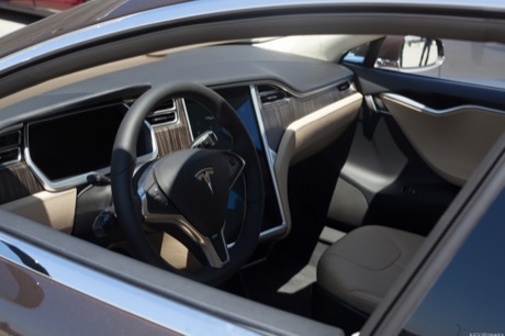 　Teslaはダッシュボード上のスイッチ装置の数を制限して、Model Sのキャビンを非常にシンプルな状態に維持している。設計者のFranz von Holzhausen氏は、17インチのタッチスクリーンを「キャビンの主役」にしたかった、と述べている。