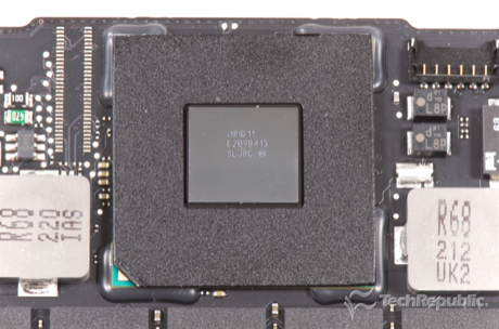 　Intelの「BD82HM77」プラットフォームコントローラハブ（PCH）（「E209B413 SLJ8C」）。