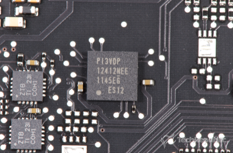 　Pericomの「PI3VDP12412」Thunderboltシグナルスイッチ。4レーン、HBR2までサポートのDisplayPort 1.2スイッチ（「PI3VDP 12412NEE 1145EG ES12」）。