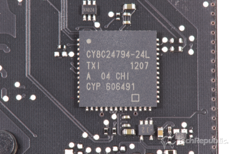 　Cypress Semiconductorの「CY8C24794 PSoC」プログラマブルシステムオンチップ（SoC）（「CY8C24794-24L TXI 1207 A 04 CHI CYP 606491」）。