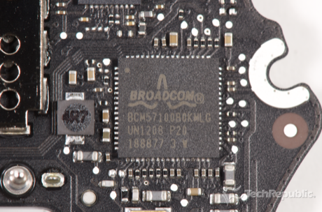 　Broadcomの「BCM57100」統合ギガビットイーサネットとメモリ・カード・リーダー・コントローラ（「BCM57100B0KMLG」）。