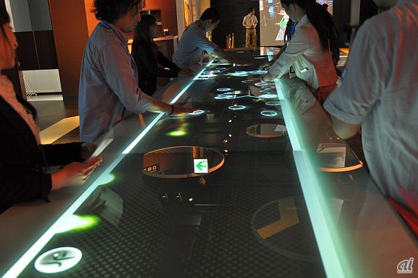 デジタル技術を使ったエンタテインメントが体験できる「D-LOUNGE」に置かれたテーブル。手で触れて反応する遊びや、さまざまなミニゲームなどを楽しむことができる。