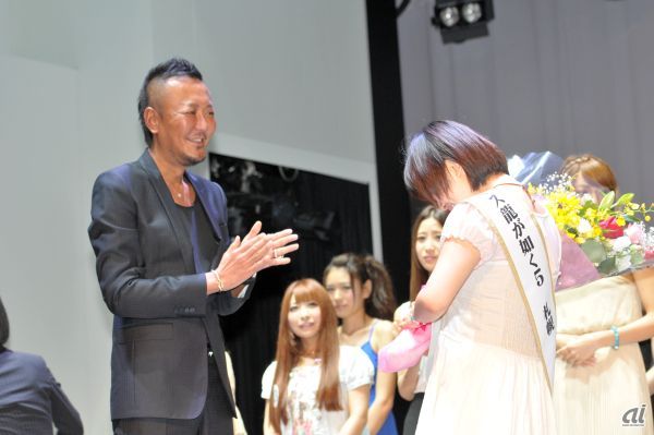 受賞者には「龍が如く」シリーズの総合監督を務める名越稔洋氏から、たすきと花束を贈呈。嬉しさのあまり泣き出してしまう方も少なくなった。受賞したミス龍が如く5は次の通り。