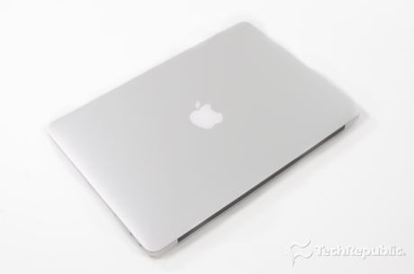 　われわれの2012年版MacBook Airの13インチモデルは、高さ0.68インチ（約1.7cm）、幅12.8インチ（約32.5cm）、奥行き8.94インチ（約22.7cm）、重量は2.96ポンド（約1.35kg）だ。