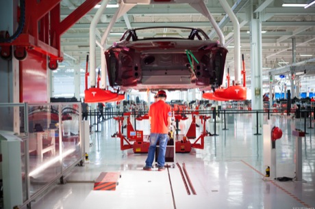 　カリフォルニア州フレモントにある広大な倉庫は、かつては古くて暗い産業車両工場だったが、現在では輝かしい革新が起こる場所になっている。この広くて開放的なスペースは清潔で、白い床が光を反射してきらきら輝き、明るい光があふれている。

　Tesla Motorsは6月の第4週より、同社最初の生産車両である「Model S」の納車を始めている。Model Sは印象的な車だ。スポーツカーの性能を備えており、動作が速く、洗練されている。これが次世代の電気自動車なのだろうか。米CNETはTesla Motorsの工場を視察する機会を得た。本記事では、同社の内部を写真付きで紹介する。
