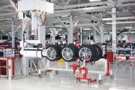 　Tesla Motors工場の車輪部組み立て作業場。