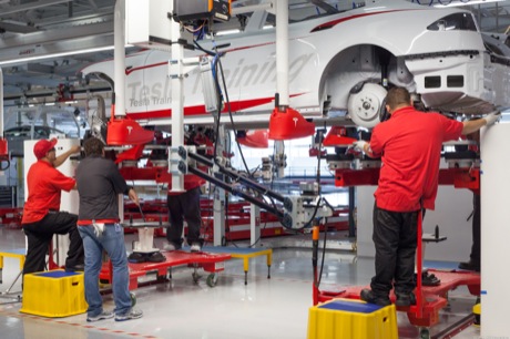 　Teslaは2012年の増産に備えて作業員のトレーニングを行っている。この写真では従業員がテスト用車体の生産作業に取り組んでいる。
