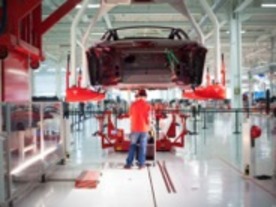 テスラ モーターズ「Model S」の製造現場--高級電気セダンを生み出す近代的な工場を見学