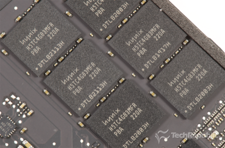 　8Gバイト、1600MHzのDDR3L SDRAM（Hynixの「H5TC4G83MFR」が16個）。