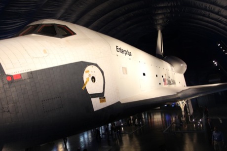 　スペースシャトルEnterpriseの機体は、特設展示場内部全体に広がり、驚くほど大きい。
