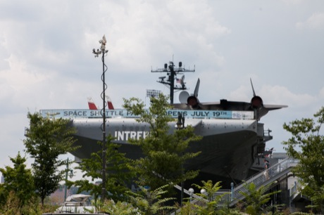 　イントレピッド海上航空宇宙博物館は、ニューヨークのハドソン川沿岸に停泊されている退役空母「USS Intrepid」を利用した博物館だ。同博物館は、スペースシャトル「Enterprise」の安住の地となっており、米CNETは、同シャトルをメインにした展示を取材した。