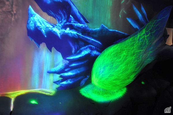 ブラキディオスの特徴でもある腕の粘菌を強調した立体アート。粘菌の緑が輝いて見える。
