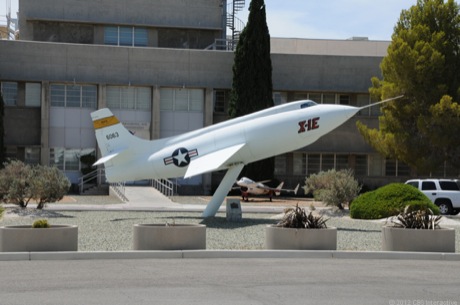 　写真は、NASAの「X-1E」だ。X-1Eは、Chuck Yeager氏の「X-1」を含む飛行機シリーズの1つで、それらの飛行機は超音速飛行の競争における初期のリーダーだった。

　NASAによれば、「X-1飛行機シリーズの最終機であるX-1Eは、音速の2倍で飛行中データを入手するのに使われ、高速の翼によって達成される改善点の調査に特に重きが置かれている」という。X-1Eは、翼厚比4％の翼で超音速飛行した最初の飛行機であり、したがって、薄翼による高音速飛行能力と十分な安定性を証明した最初の飛行機でもあった。

　「X-1Eは、NASAの高速飛行ステーションのテストパイロット2名が26回の飛行と1回のキャプティブフライトを行っている。X-1Eはマッハ2.24、高度7万3458フィート（約22.39km）で飛行した。X-1シリーズの古い飛行機と同様に、X-1EもBoeing B-29から空中発射された」（NASA）
