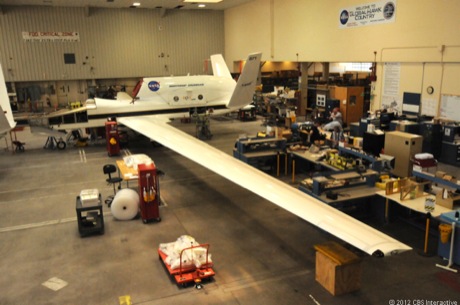 　NASAはドライデン飛行研究センターで、「Global Hawk」無人飛行機2機を運用している。写真はそのうちの1機だ。これらの飛行機は主にオゾンホールやハリケーン、地表から12〜16km上空の層である熱帯圏界面の調査など、地球科学の研究に使われる。